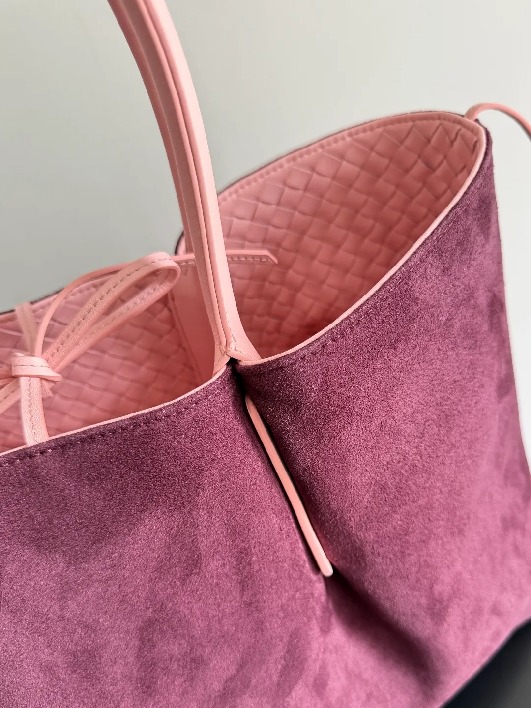 Batch 2660 Bottega Veneta 2025 new product PINACOTECA bag, iconic weaving process, skillfully crafted with 10mm Intrecciato process and equipped with suede lining. Four small strips of leather add character to the design and make the bag more stable. Relaxed yet sophisticated, casual yet refined, suede lining and double-sided design, suitable for shoulder and hand carry. The four straps can be adjusted into different shapes. One pack can be switched between two uses, easily integrating into your daily rhythm. Style number: 817166 Size: 43*23*17.5cm